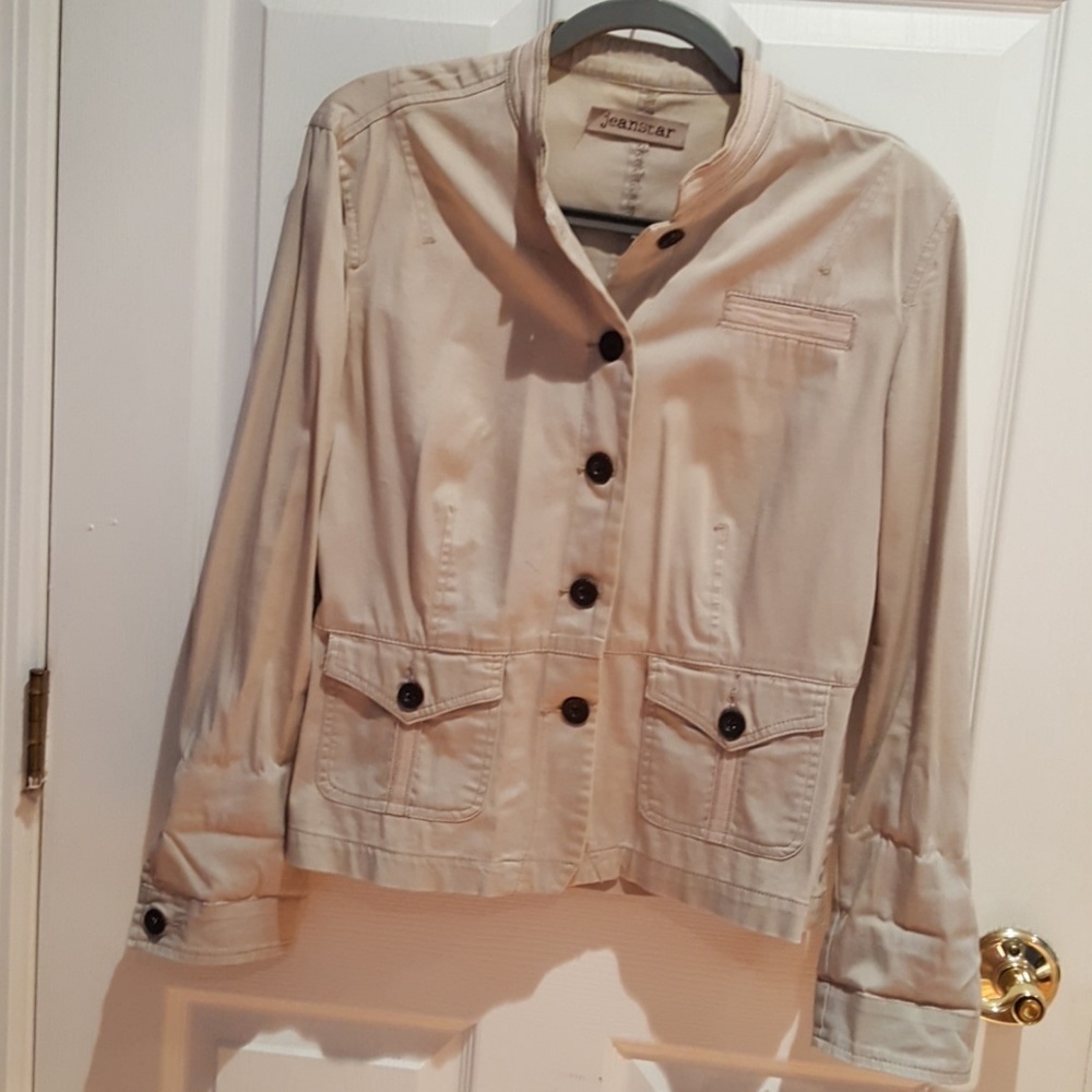 Short light weight jacket